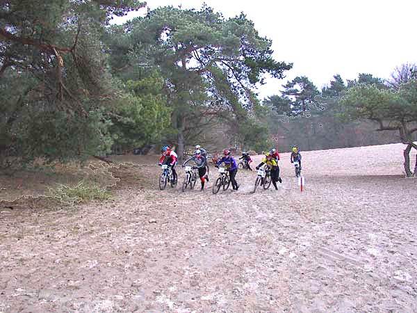 door het mulle zand. ook hier veel lopen als je niet weet hoe het moet. Hoe moet het dan? Gewoon rechtuit sturen en niet zelf aan het stuur draaien, of het parcours een stukje afsteken en onder de bomen doorgaan